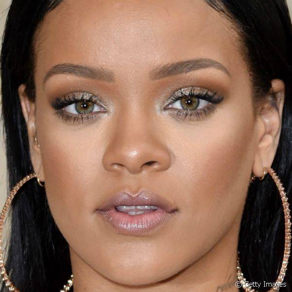 Rihanna roubou a cena na Paris Fashion Week ao usar uma make ultra iluminada e unhas com esmalte nude